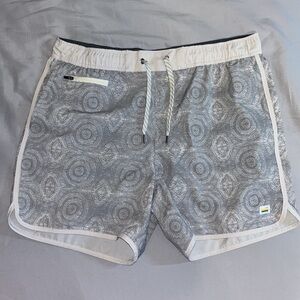 Vuori Banks Men’s Athletic Shorts Platinum Fresco Size L